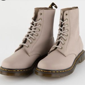 DR MARTENS 1460 PASCAL VIRGINIA LEATHER WOMEN’S SIZE 9 in taupe